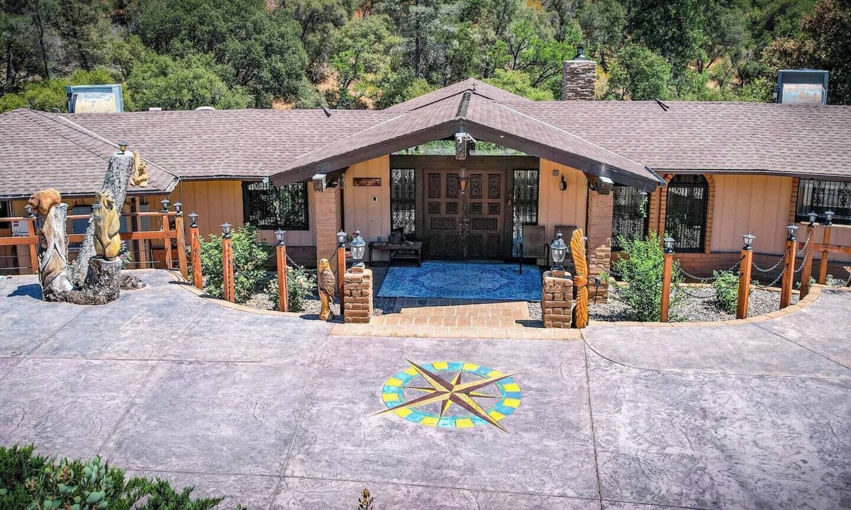 Yosemite Forks House | Waterfall View Retreat near Yosemite with Spas