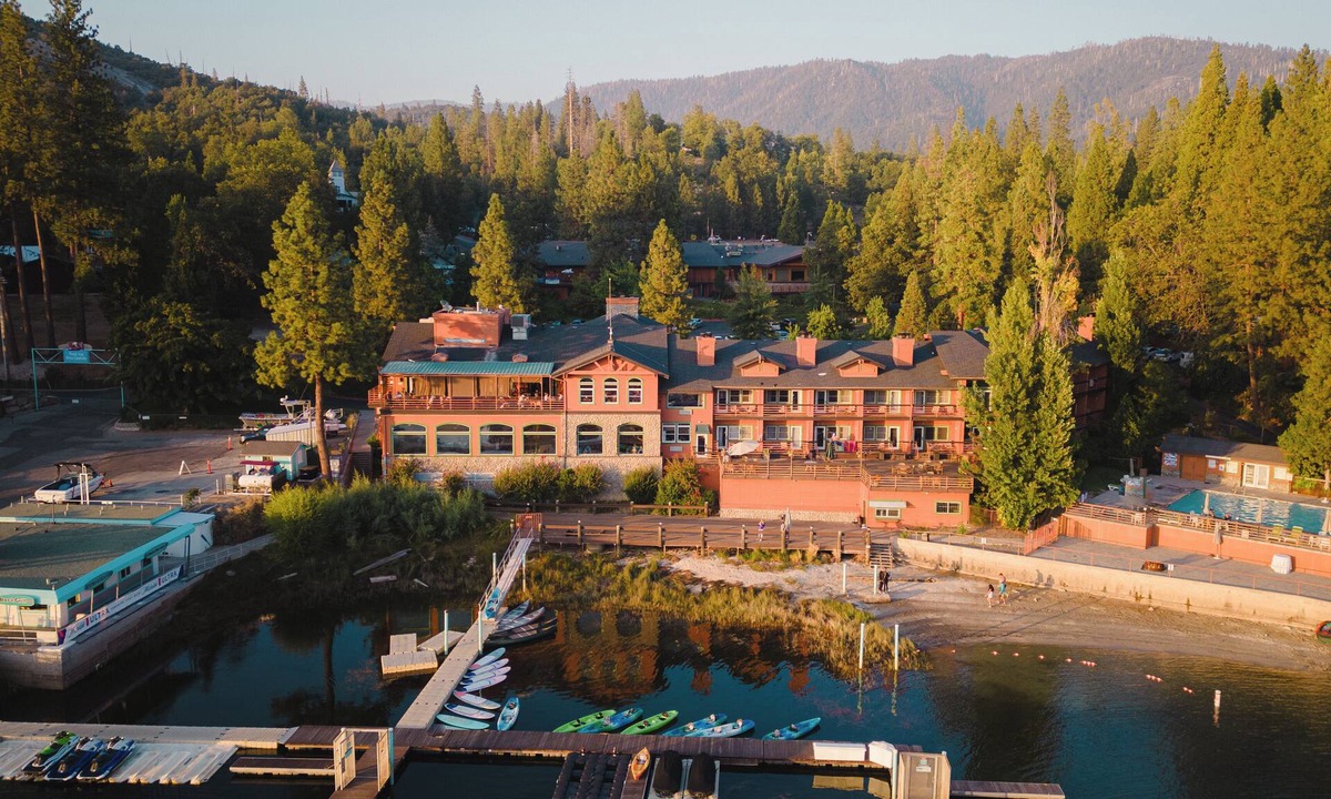 Bass Lake Hotel | Waterside Retreat with Breakfast (Select Stays) Steps from Bass Lake Recreation