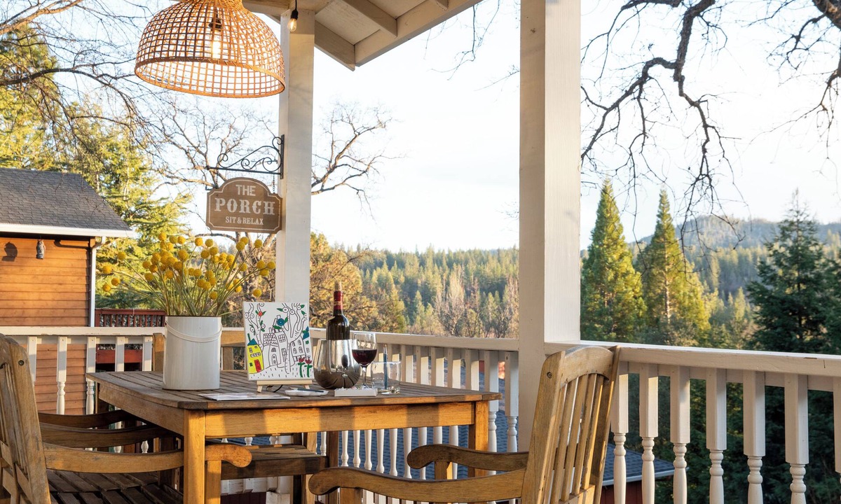 Groveland House | Welcome to Gallery House: Family friendly retreat 25 miles from Yosemite