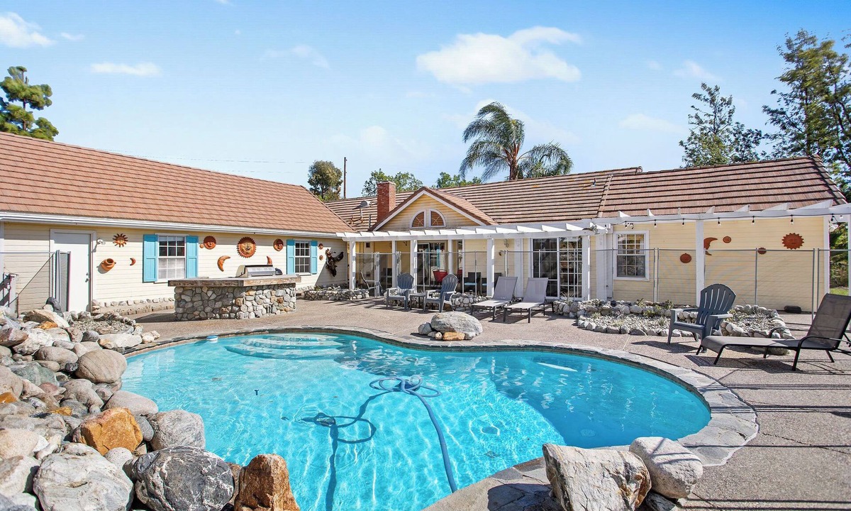 Temecula House | Welcome to Mina Ranch! Steps to Leoness Cellars, minutes to Galway Downs!