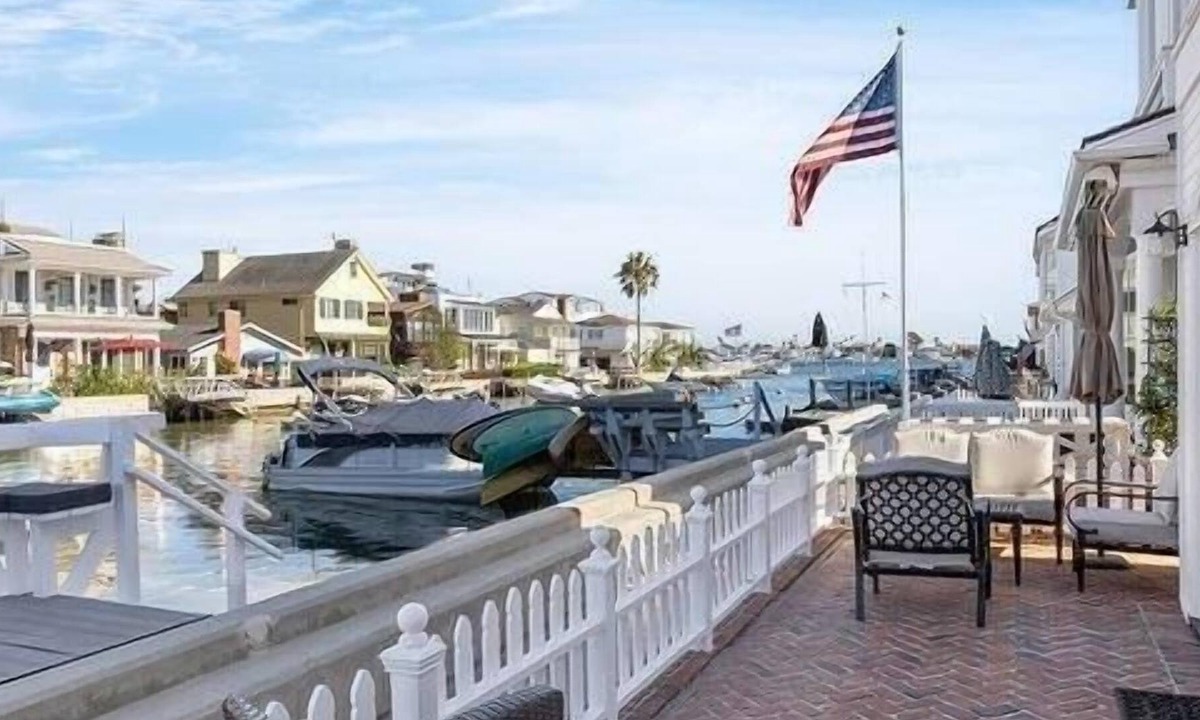 Balboa Island House | Welcome to your vacation dream home located on the iconic Balboa Island.