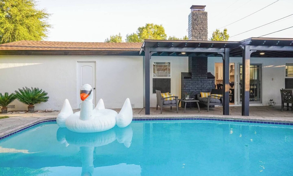 West Hills House | West Hills 4BR House + Pool & Workspace