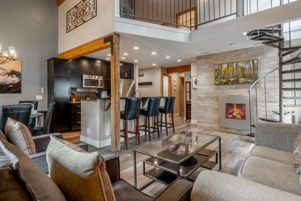 Mammoth Lakes House | Western Slope Villa 22