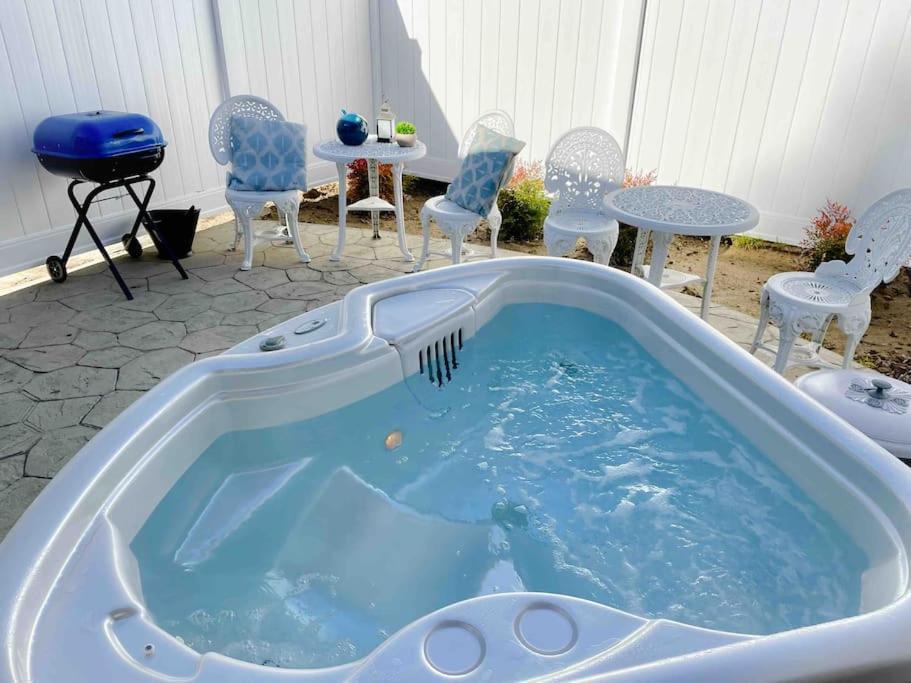 Ahwahnee House | White Feather Suite Hot Tub Private Sleeps 2