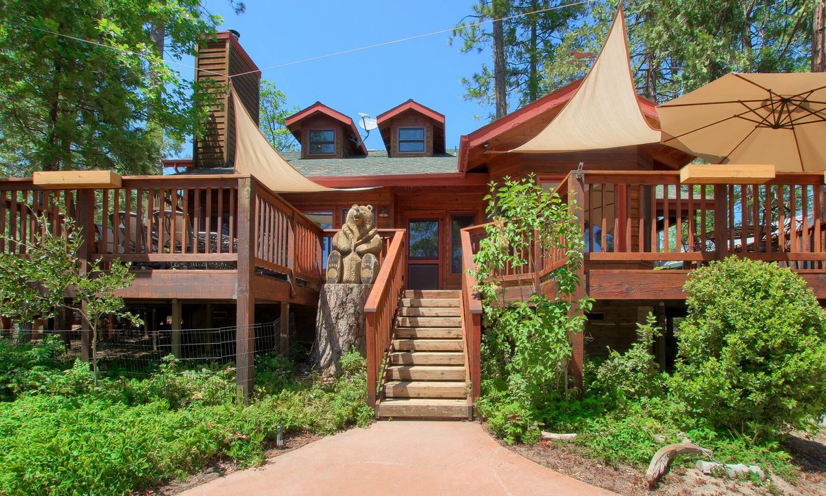 Bass Lake House | Willow Cove Lodge- 5 bedrooms with a hot tub!