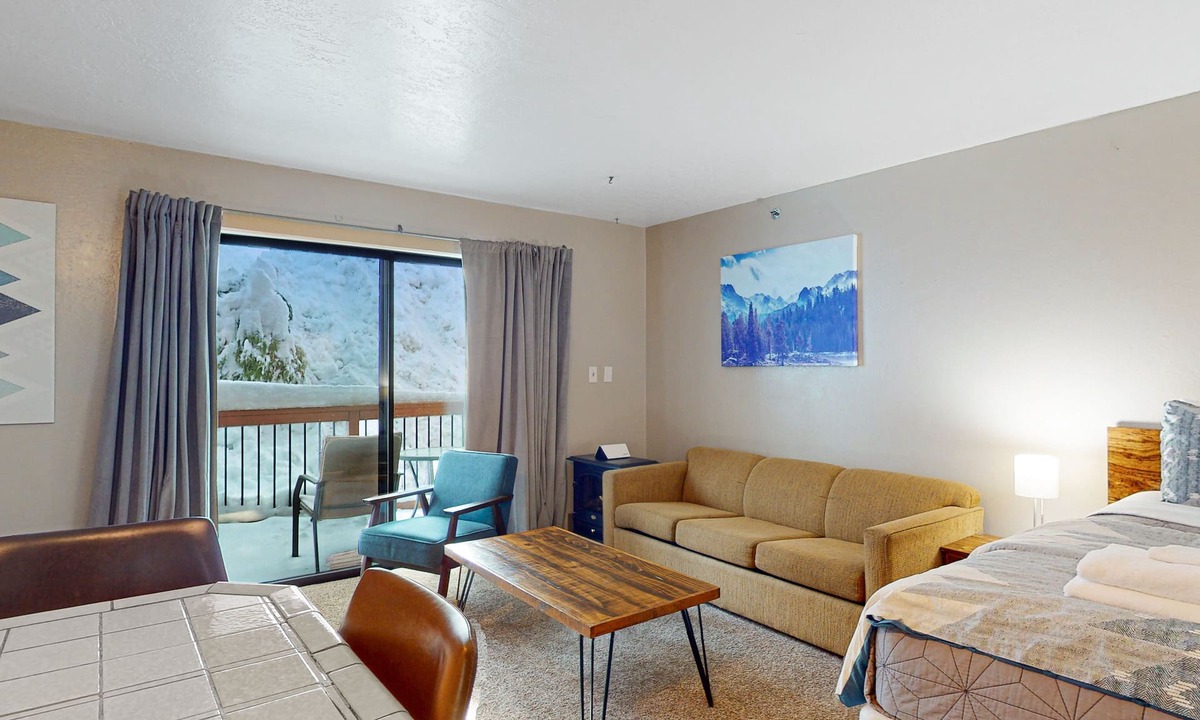 Yosemite National Park Apartment | Wonderful studio with balcony - inside Yosemite National Park