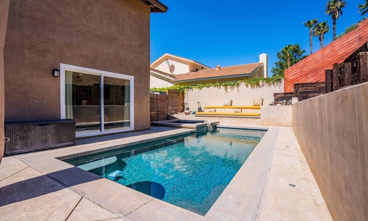 Agoura Hills House | Wood & Stone Retreat – Heated Saltwater Pool Oasis- King Bed