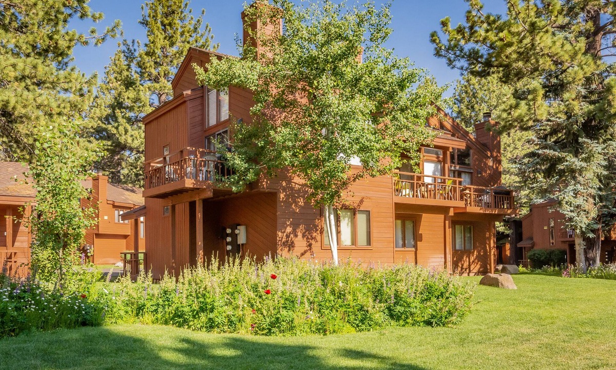 Mammoth Lakes Condo | Woodlands #3: 2BR/Loft/2BA Sleeps 8 Beautiful Mountain Retreat, Winter & Summer