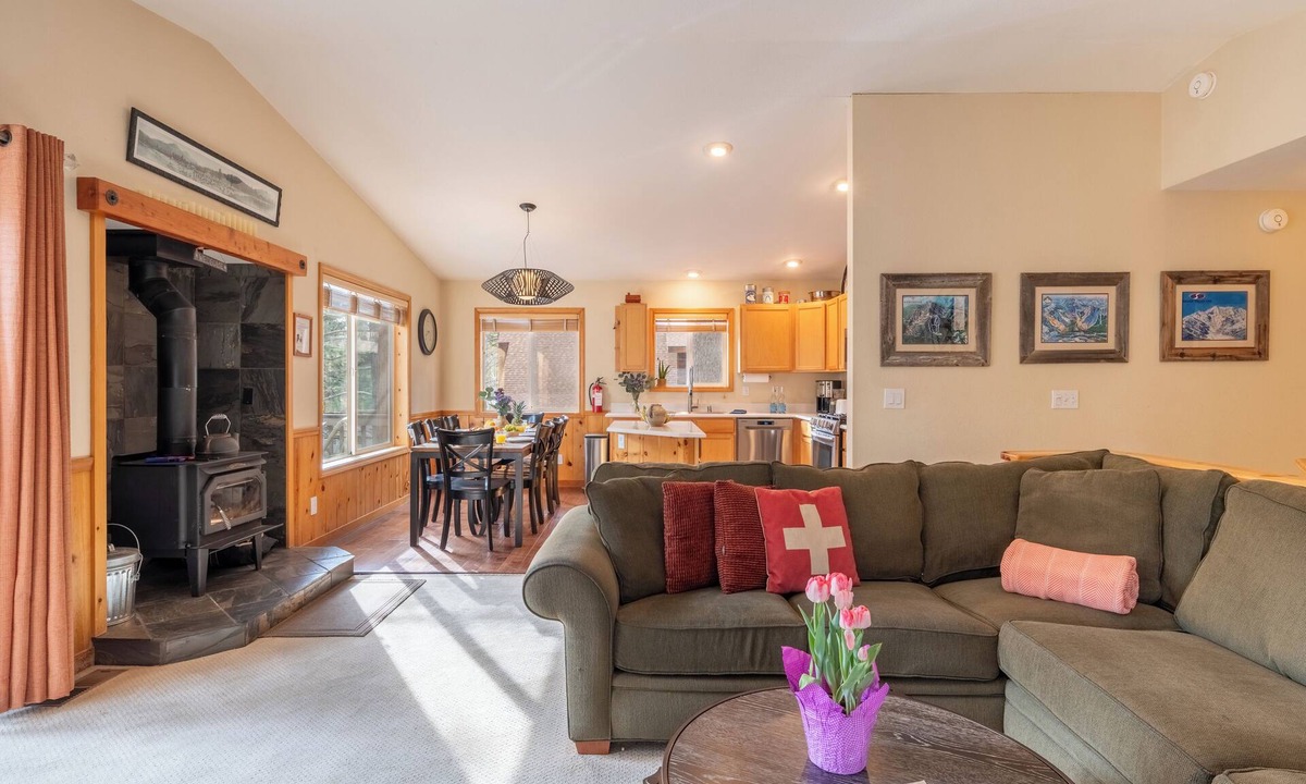 Truckee House | Woodsy Tahoe Cabin Deck Near Donner Lake + Skiing | Moraine