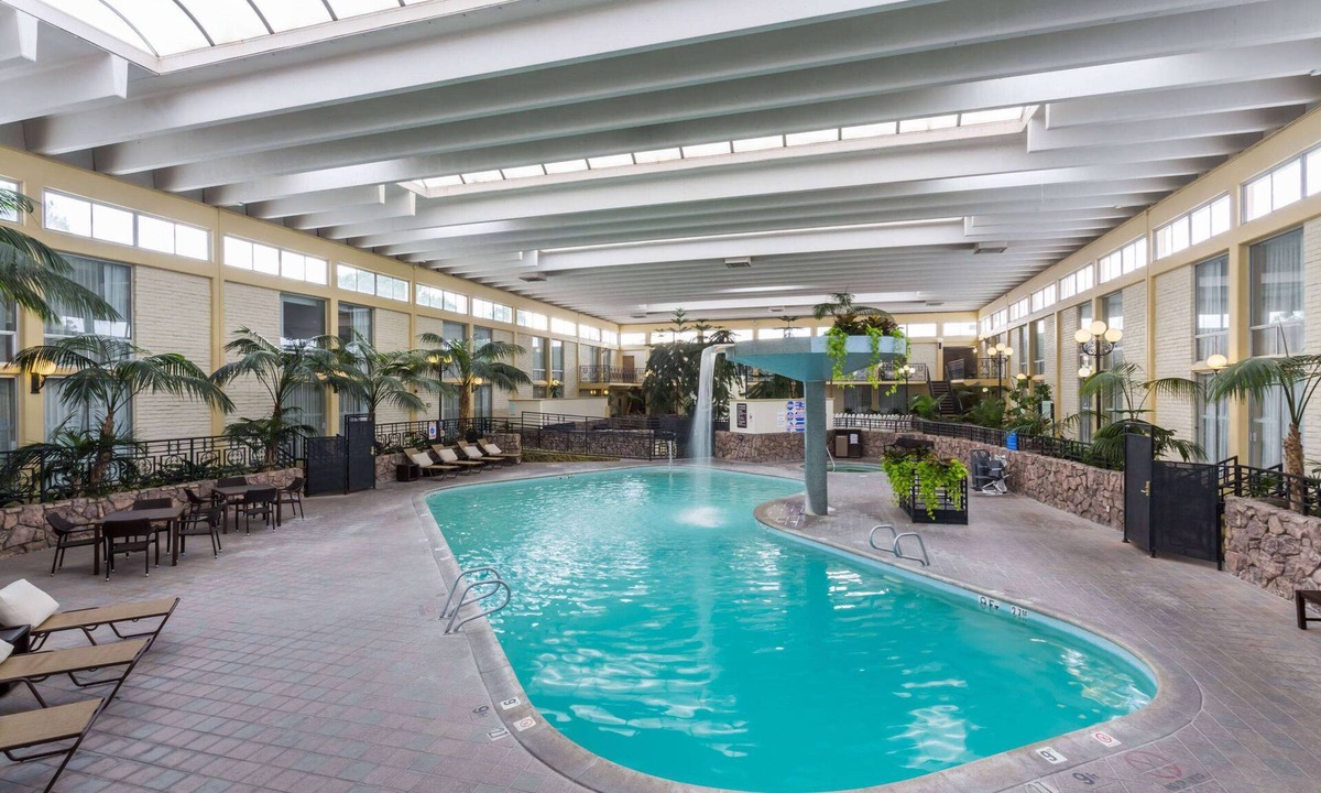 Raisin Hotel | Wyndham Garden Fresno Yosemite Airport