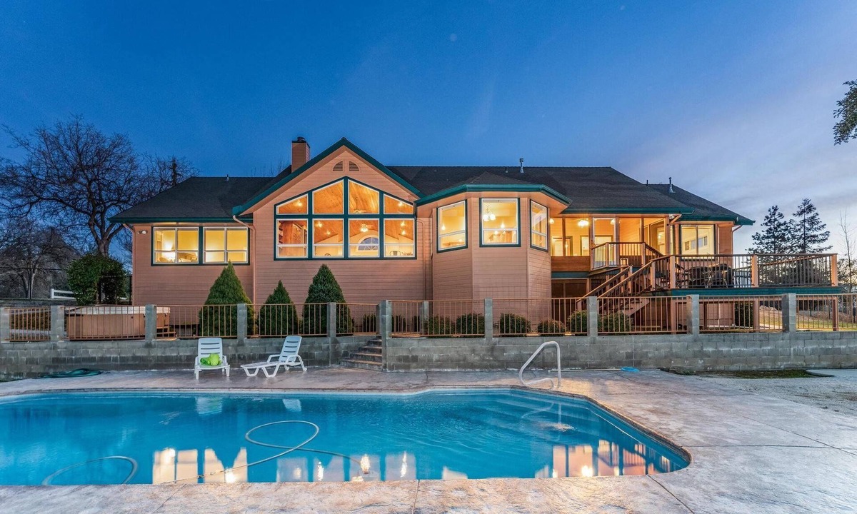 Yosemite Forks House | Yosemite Adventure House with Pool-hot tub-game room!