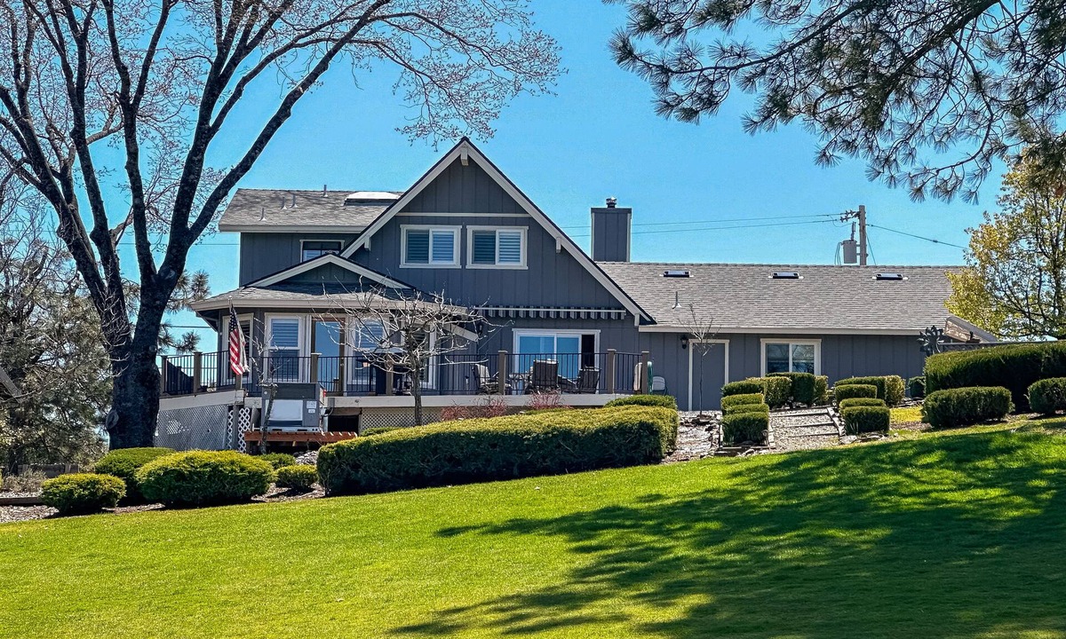 Groveland House | Yosemite Chalet, Golf Course Views, Game Room, Walk to Lake, Sleeps 12