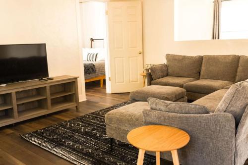 Mariposa House | Yosemite Cottage Retreat- Half Block to Downtown