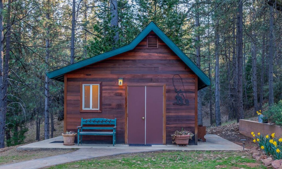 Groveland Cabin | Yosemite Country Cabin - Modern & Private in a woodland setting.