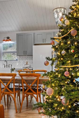 Groveland House | Yosemite family getaway w lake, golf, horses, pool