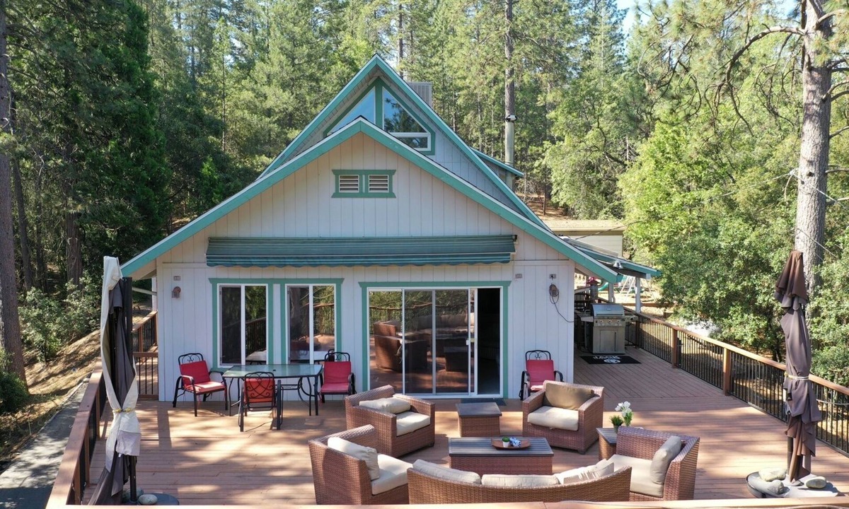 Groveland House | Yosemite Gateway Cabin Valley Views, Sleeps 10