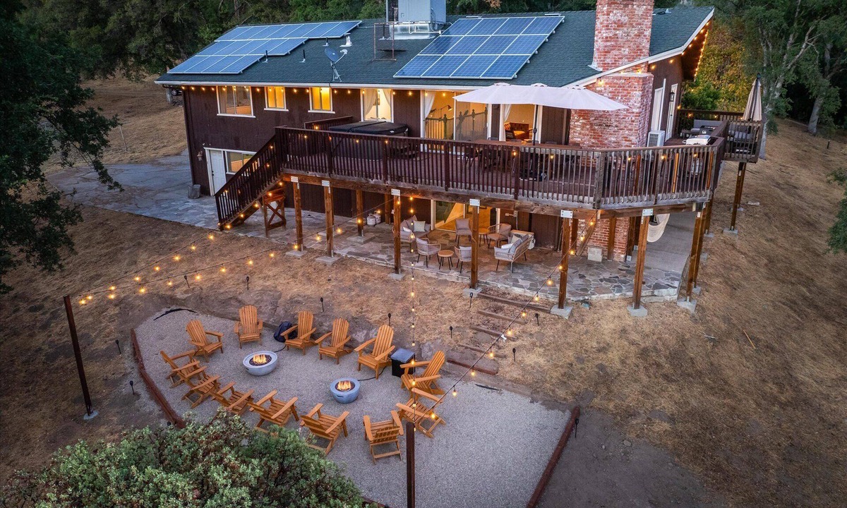 Oakhurst House | Yosemite Lookout Lodge w/hot tub, firepits, game room, and more!