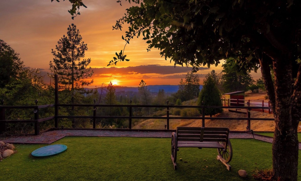 Oakhurst House | Yosemite Mountain Escape - HotTub, Pool Table, Gazebo, Scenic Views, Bass Lake