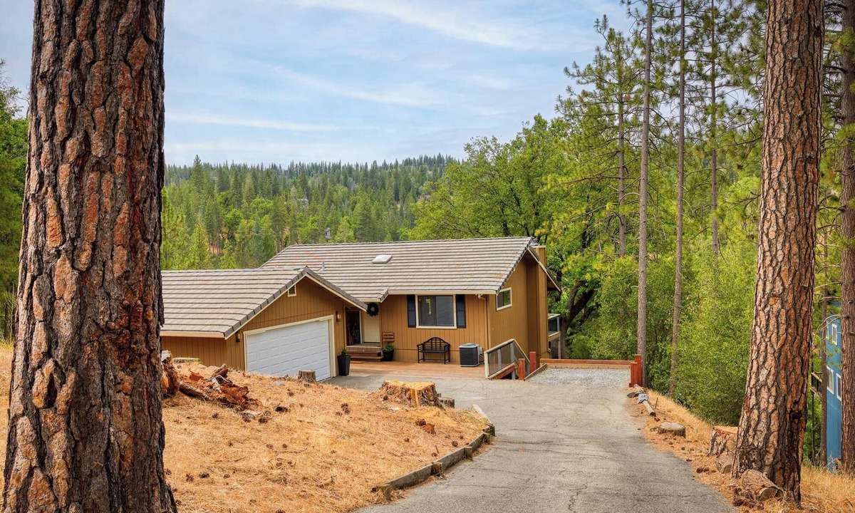 Groveland House | Yosemite/PineMountain Lake 4-bedroom house with AC in charming Groveland