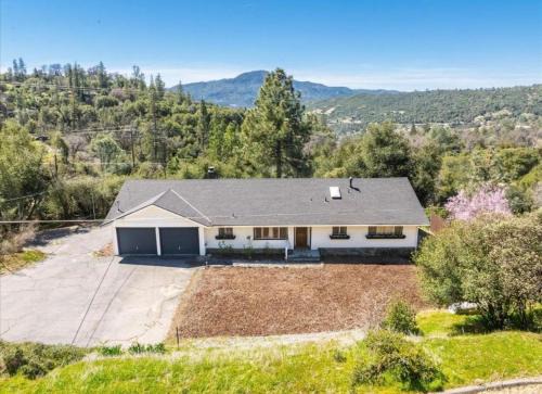 Yosemite Forks House | Yosemite Retreat, Hot Tub, Game Room and Near Bass Lake