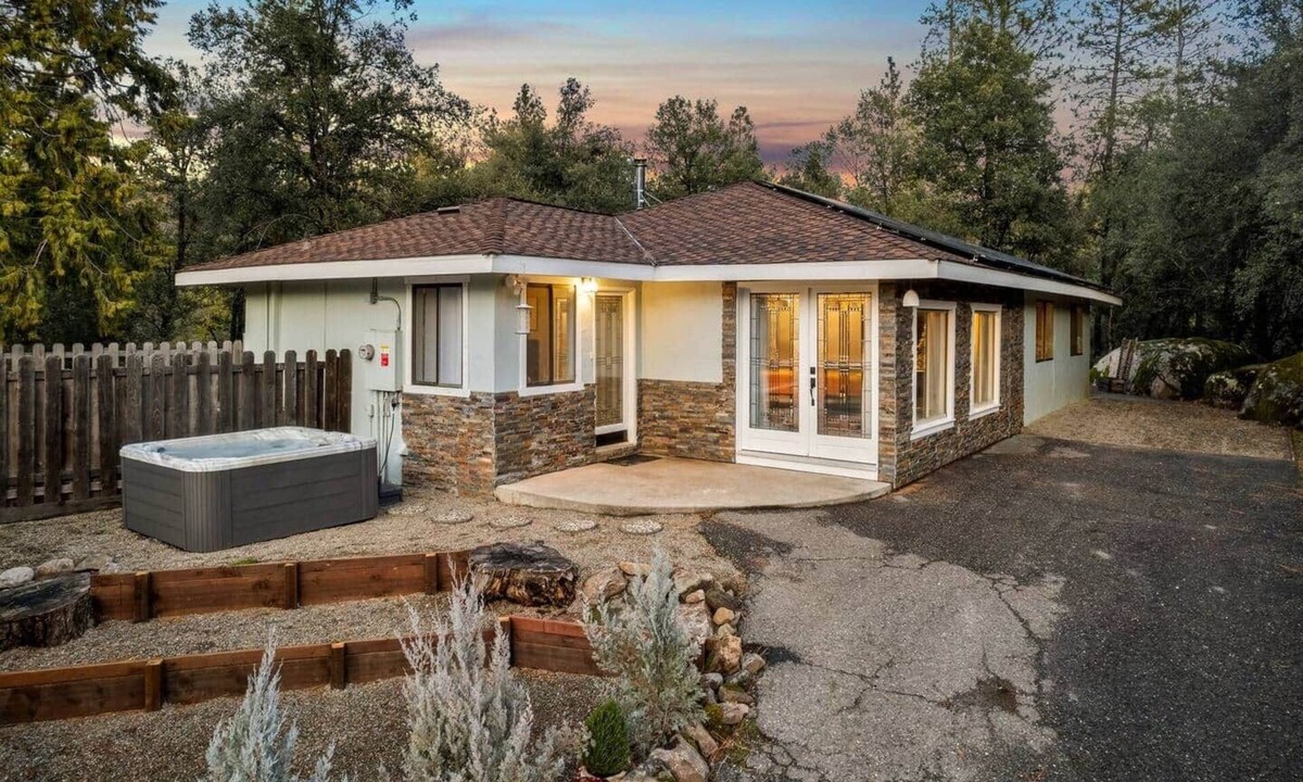 Sonora House | Yosemite Stars * Hot Tub*2 Decks*Creek view*Arcade