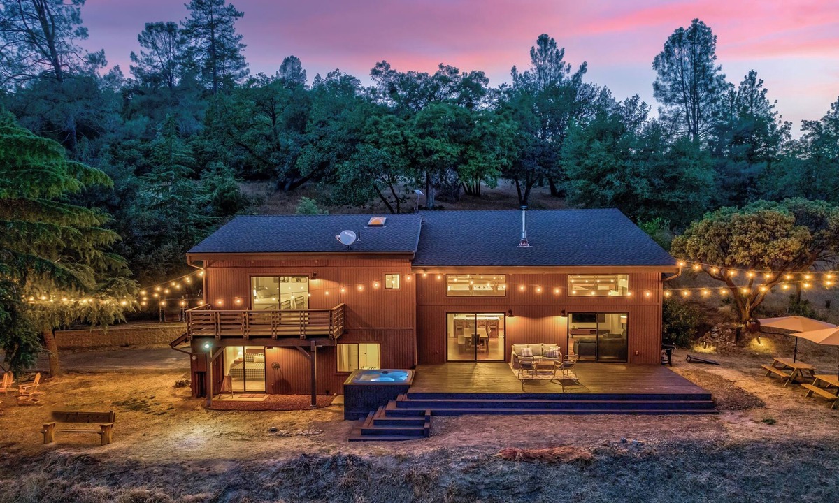 Oakhurst House | Yosemite Sunrise House with hot tub/views/game room!