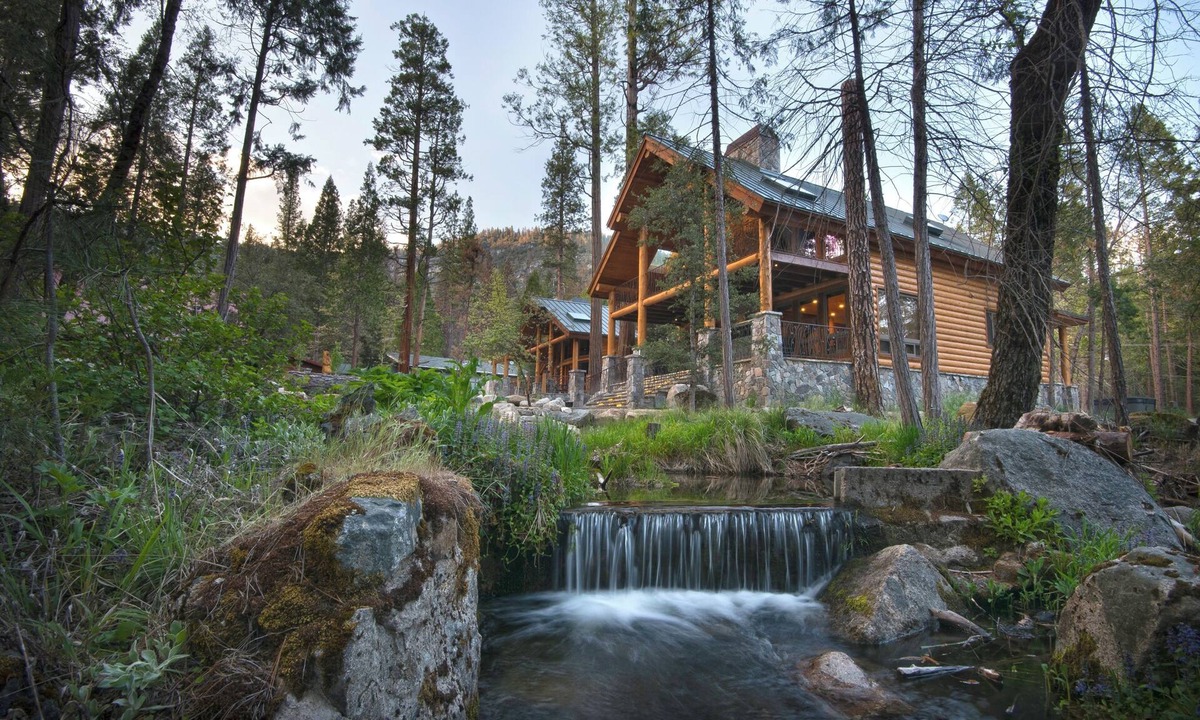 North Wawona Cabin | Yosemite's Grand Estate - Private Estate for Large Gatherings