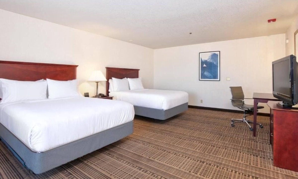 Santa Maria House | Your Home Away From Home! Spacious Unit Awaits! Near Santa Maria Civic Theatre!