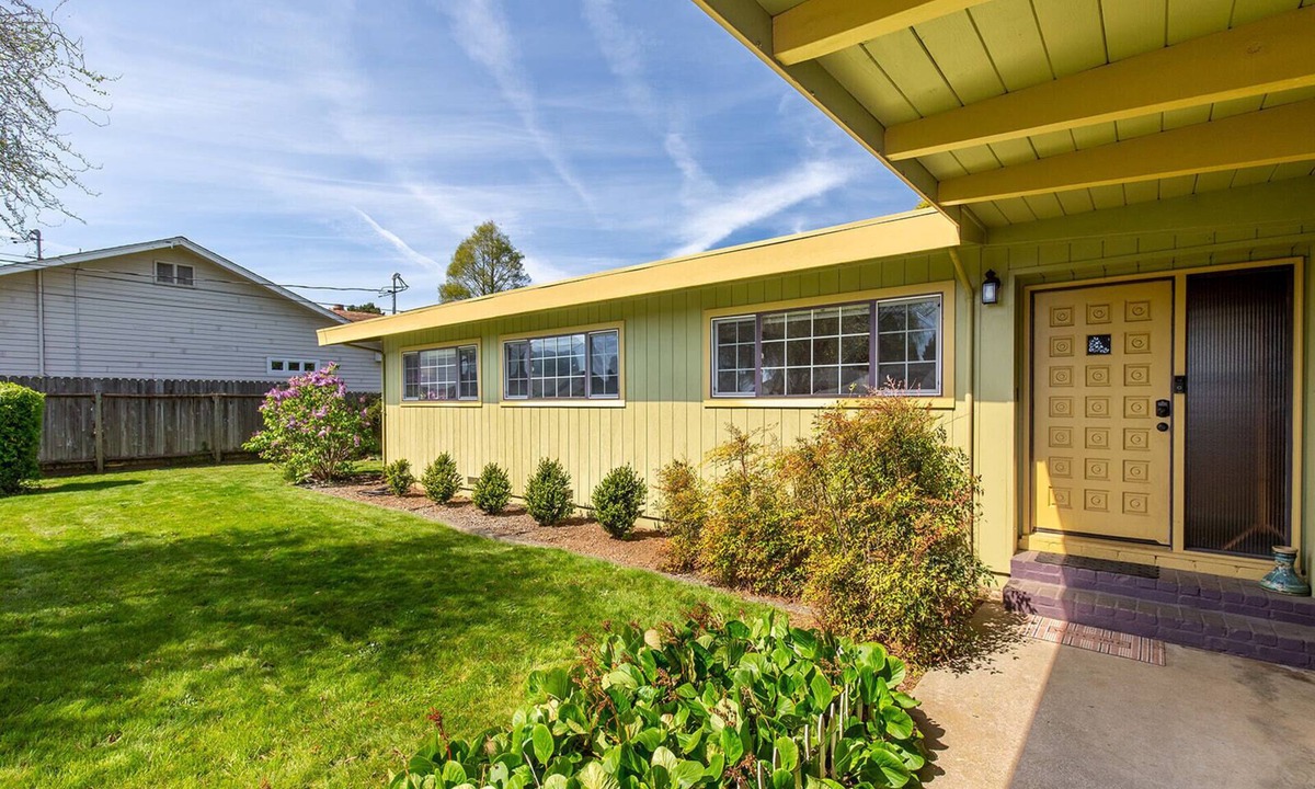 McKinleyville House | 🌲Your Home Base for Exploring the Redwoods! Pet Friendly, Complete with Hot Tub!🐾