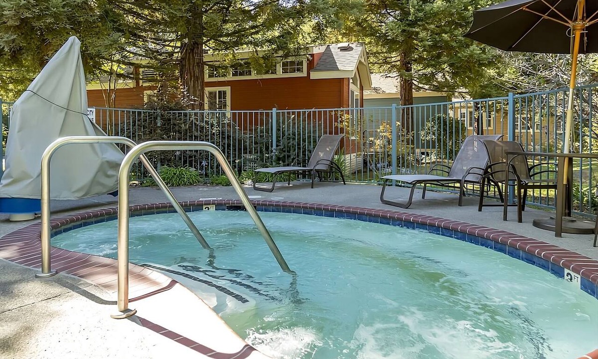 Napa Hotel | Your Napa Escape! 2 Relaxing Units, Free Parking, Outdoor Pool!