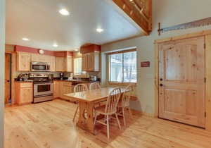 Cabin with fireplace in a great location - SHARC passes included in Sunriver