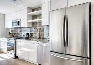 Charming Oakland 1BR w/Pool, W/D, Sky Deck, next to BART, by Blueground