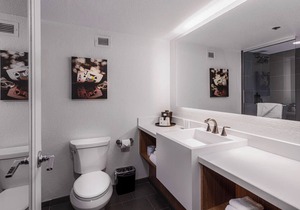 Downtown Escape! Pool, Nightly Entertainment, Free Parking, Casino!