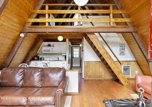 Four Seasons Cabin 1 with enchanting forest views