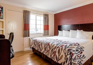 Red Roof Inn & Suites Monterey