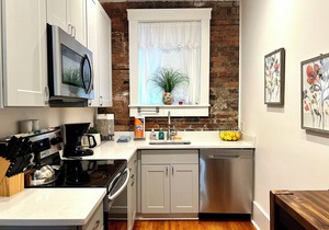 Super Cute Condo 12: People Watching Downtown SAV in Savannah