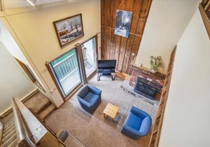 Whiffletree E8 3-Bedroom Condo with Ski Access, Shuttle, and Fireplace in Killington