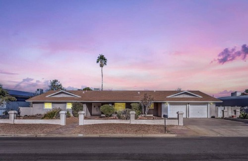 Black Mountain House | Ψ Desert Sun Las Vegas | Half Acre Private Retreat