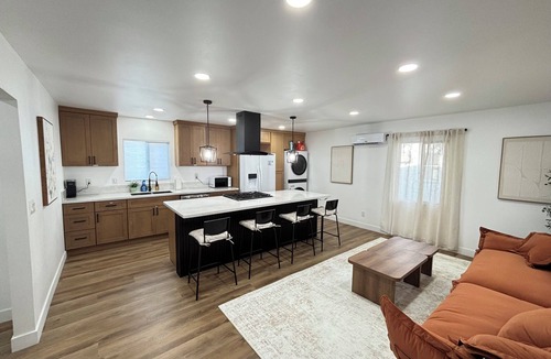 Westmont House | 洛杉矶pomona全新装修独立屋｜2房2卫三床（含高低床）｜室内洗烘｜免费停车｜最多4人｜精致原木风