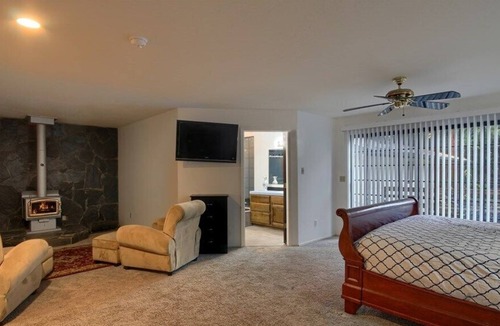 Mariposa Resort | 1/2 Acre Yosemite Country Club Style Home! Pool / Hot tub / Sauna / Huge deck!