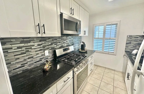 Beverly Grove Apartment | 1-bedroom 1 bathroom apartment in awesome, safe, quiet