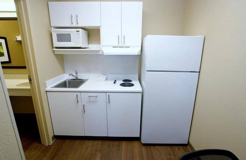 Raisin Apartment | 1 King Bed | Non-Smoking, Kitchen, Shower