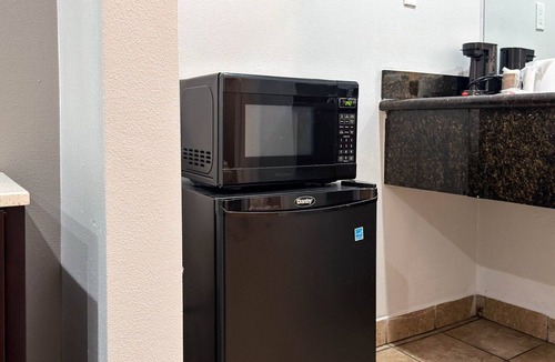 Redwood Heights Apartment | 1 King Bed|Non-Smoking, Micfridge