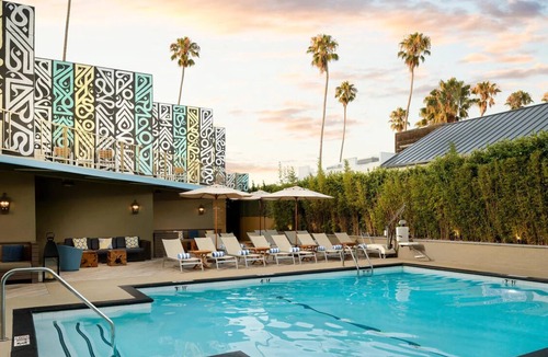 Ocean Park Hotel | 1 King Room | 6 mins from Santa Monica Pier & Local Attractions