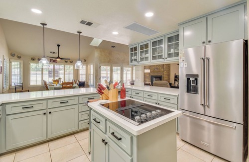 Merced House | 1 Mi to Applegate Park Zoo: Pet-Friendly Home