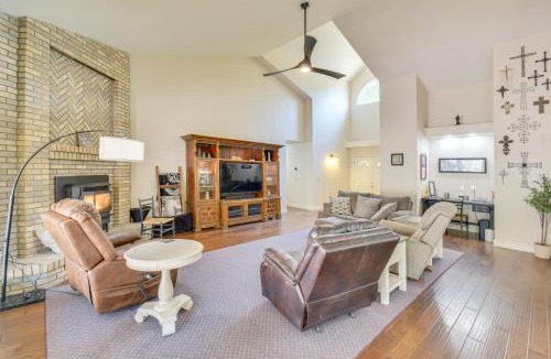 Merced House | 1 Mi to Applegate Park Zoo: Pet-Friendly Home