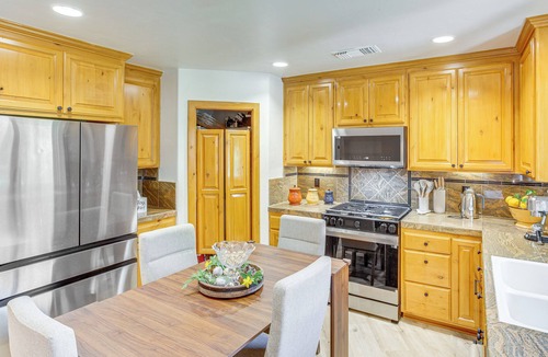 Crestline House | 1 Mi to Lake Gregory! Forest-View Crestline Cabin