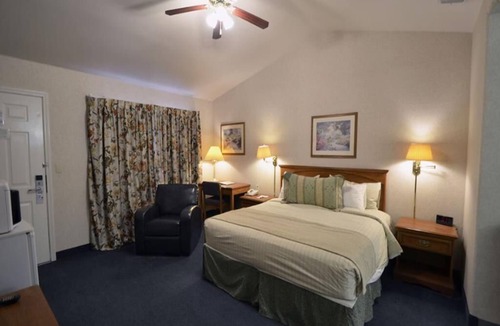Fresno Hotel | 1 Queen Bed Room Accessible