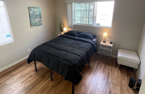 Downtown Apartment | 1 spacious Cozy Room right by the Santa Monica Pier.