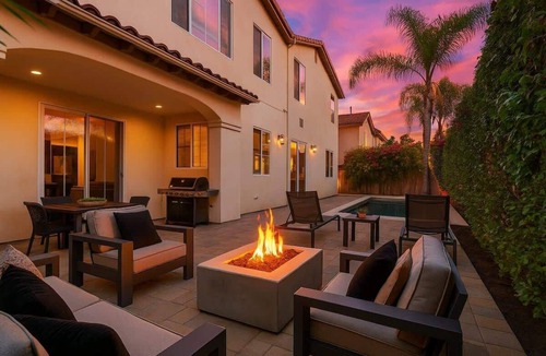 Lake Balboa House | 101 Luxurious Home near Universal Studios Pool/Spa